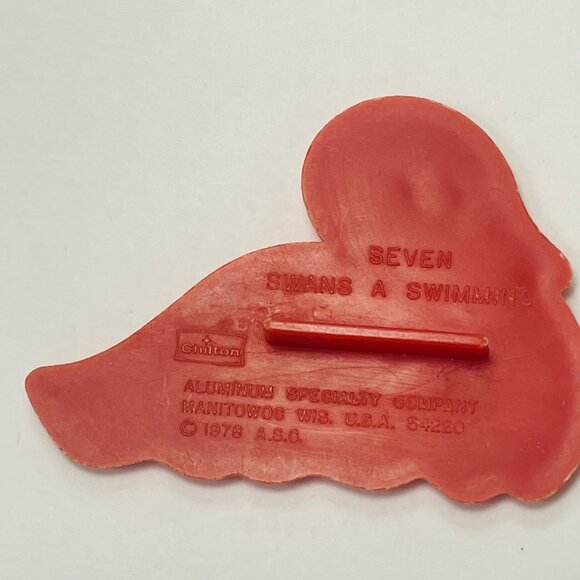 Vintage Chilton 1978 Red Plastic Cookie Cutter Imprint Seven Swans A Swimming - Picture 4 of 5
